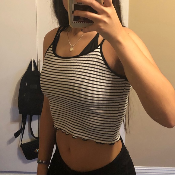 Cropped Tank Top - Picture 3 of 9